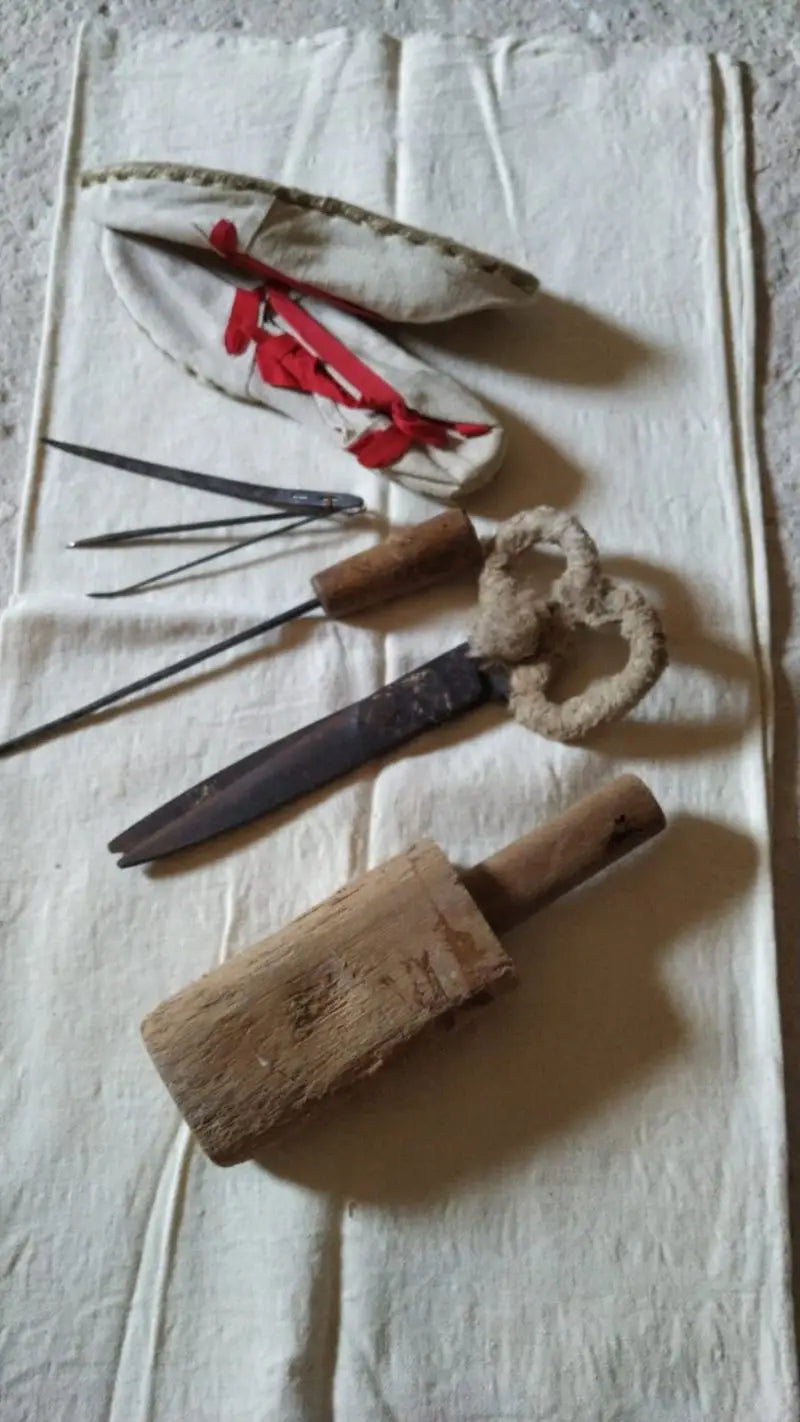 Herramientas para hacer alpargatas antiguas
