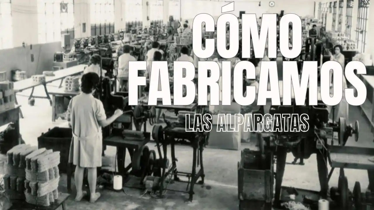 Fotografía en blanco y negro que muestra el piso de una fábrica con máquinas de coser y trabajadores, superpuesta con el texto en español 'COMO FABRICAMOS'.