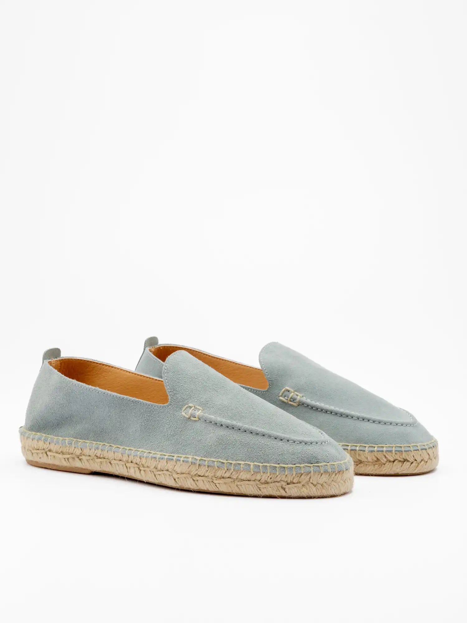 Espadrilles de ante verde salvia con suelas de cuerda de yute.